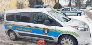 pojazd straży miejskiej w Kwidzynie z urządzeniem s łużącym do awaryjnego uruchamiania pojazdów