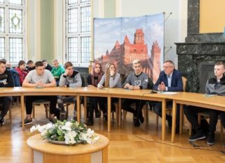 Młodzież z Centrum Kształcenia Zawodowego i Ustawicznego odwiedziła Urząd Miejski 04 10 2018 mlodziez w um