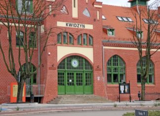 Biblioteka Trzecim miejscem animacji – konsultacje budynek biblioteki miejsko-powiatowej - wejście główne