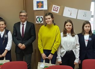 Wręczenie nagród dla uczestników konkursu na logo kampanii promocyjno-edukacyjnej Laureaci konkursu na logo