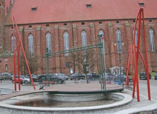 Brakuje tylko dachu Scena na Placu Jana Pawła II