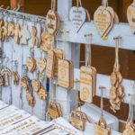 Breloki i zawieszki z drewna na stoisku