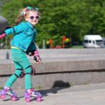 Dziewczynka na wrotkach