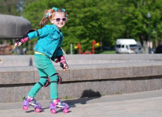 Dziewczynka na wrotkach