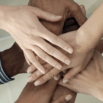 Trzymające się dłonie osób różnych narodowości