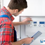 Mężczyzna serwisujący ogrzewanie