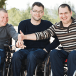 Trzech mężczyzn na wózkach inwalidzkich