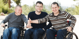 Trzech mężczyzn na wózkach inwalidzkich