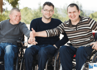 Trzech mężczyzn na wózkach inwalidzkich