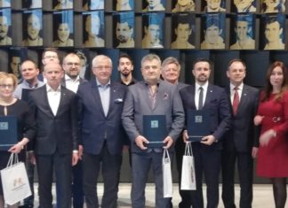 Kwidzyn gospodarzem Mistrzostw Polski w biegach przełajowych Zdjęcie grupowe przedstawicieli klubów