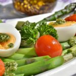 Potrawa z asparagusa, pomidorów i jajek na twardo