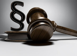 Młotek sędziowski i drewniany znak paragrafu