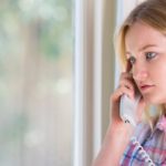 Kobieta rozmawiająca przez telefon