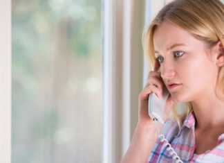 Kobieta rozmawiająca przez telefon