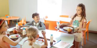 Dzieci w stołówce