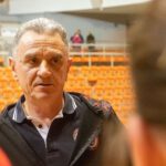 Trener zespołu MTS Kwidzyn Robert Majdziński