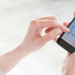 Lekarka używająca aplikacji mobilnej