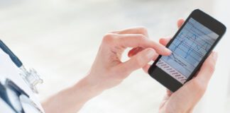 Lekarka używająca aplikacji mobilnej