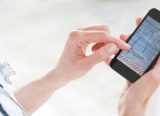 Lekarka używająca aplikacji mobilnej