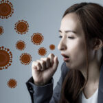 Ilustracja kobiety roznoszącej wirusa przez kaszel