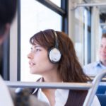 Ludzie podróżujący komunikacją miejską