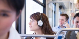 Ludzie podróżujący komunikacją miejską