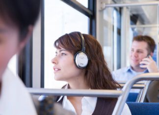 Ludzie podróżujący komunikacją miejską