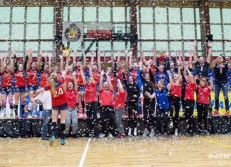 Zespół MTS Kwidzyn świętujący zwycięstwo