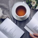 Książki z poezją i kawa