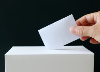 Kwidzyński samorząd odmawia Poczcie Polskiej przekazania spisu wyborców urna wyborcza wybory