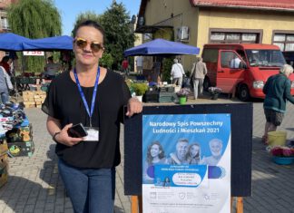 Mobilny punkt spisowy na targowisku w Kwidzynie.