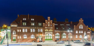 budynek Biblioteki Miejsko-Powiatowej w Kwidzynie, widok noc a, na pierwszym planie Rondo Armii Krajowej