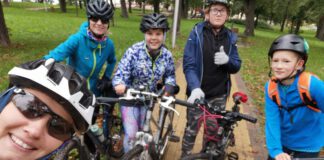 Młodzież na rowerach