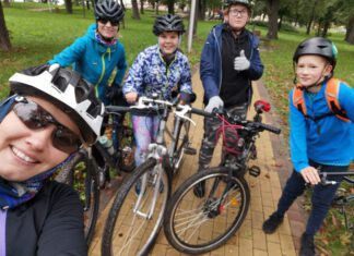 Młodzież na rowerach