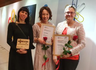 Bursztynowy mieczyk dwukrotnie dla Kwidzyna Justyna Liguz (pierwsza z prawej) - Kwidzyńskie towarzystwo Kulturalne i Dagna Zachorowska ( w środku) - Fundacja AKUKU. Bliski kadr.