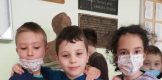 Mateusz Rzosiński z przyjaciółmi z klasy. Konkurs kartka świąteczna