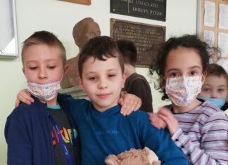 Konkurs na kartkę świąteczną to kwidzyńska tradycja Mateusz Rzosiński z przyjaciółmi z klasy. Konkurs kartka świąteczna