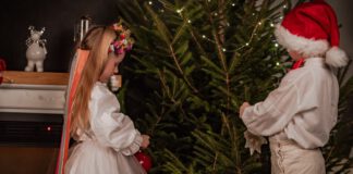 Chłopic i dziewczynka ubierają choinkę