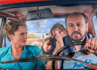 Kadr z filmu "Zupa nic". Cztery osoby jadą w samochodzie. Widok przed przednią szybę. Kierowca dyskutuje z pasażerką.