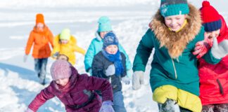 Siedmioro dzieci bawi się na śniegu