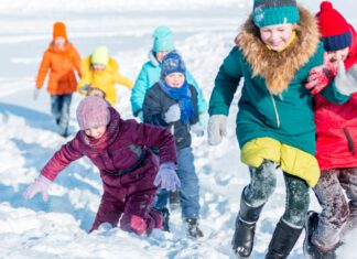 Ferie z KCSiR Siedmioro dzieci bawi się na śniegu