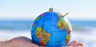 Mały globus znajduje się w ludzkiej dłoni