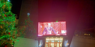 Ekran kwidzyńskiego teatru w trakcie wyświetlania filmu upamiętniającego prezydenta Pawła Adamowicza