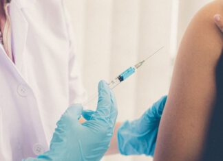 Już jutro szczepienia bez rejestracji zbliżenie osoby w fartuchu medycznym podającej szczepionkę w ramię pacjenta