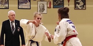 Mistrzostwa Regionu Północnego w Judo. Walczy Klaudia Kaczor, zwrócona twarzą do nas. W tle sędzia w garniturze.