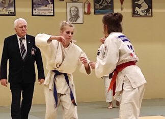 Mistrzostwa Regionu Północnego w Judo. Walczy Klaudia Kaczor, zwrócona twarzą do nas. W tle sędzia w garniturze.