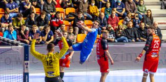 Mecz piłki ręcznej MMTS-Orlen Płock. Rzut z wyskoku zawodnika z Płocka