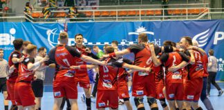 MMTS Kwidzyn-Gwardia Opole. Radość zespołu MMTS po zwycięskim meczu, skaczą