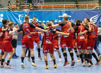 MMTS Kwidzyn-Gwardia Opole. Radość zespołu MMTS po zwycięskim meczu, skaczą