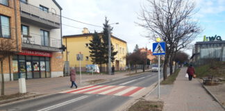 Ulica z biało-czerwonymi pasami